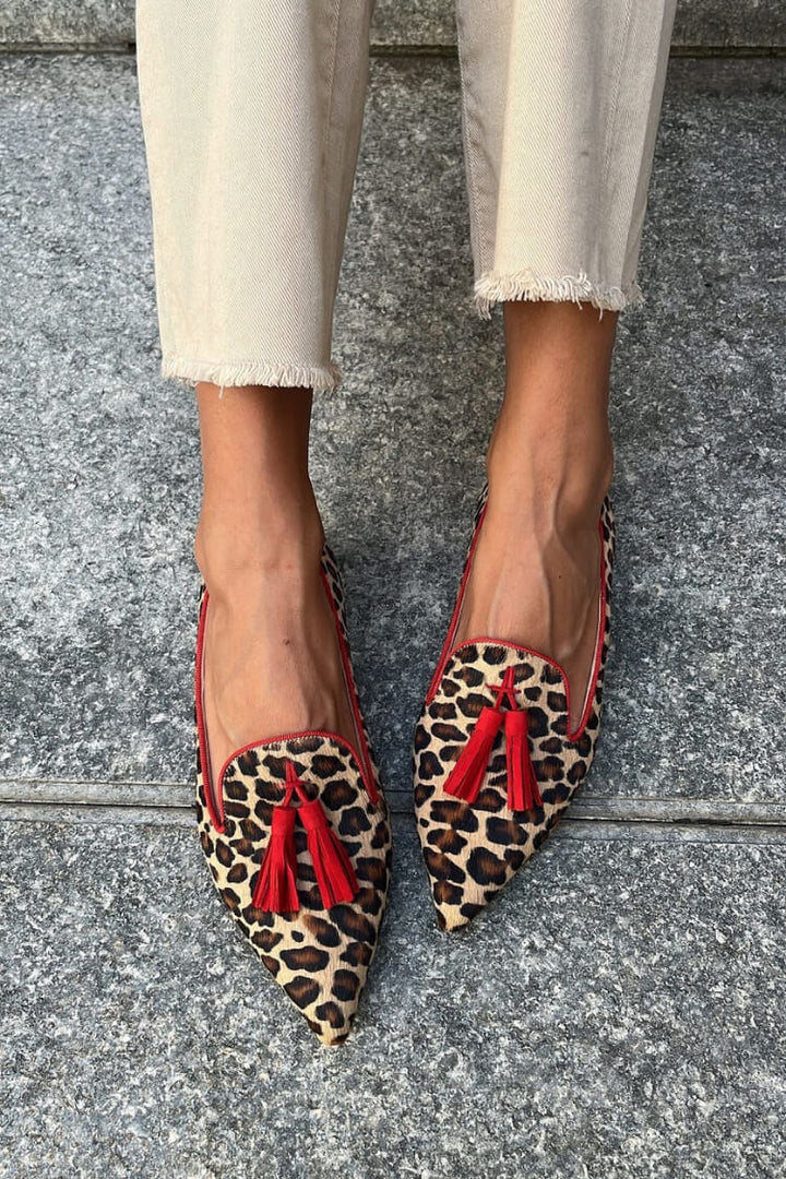 SAVINA | Elegant pointed toe loafers with fringed details for a refined look
