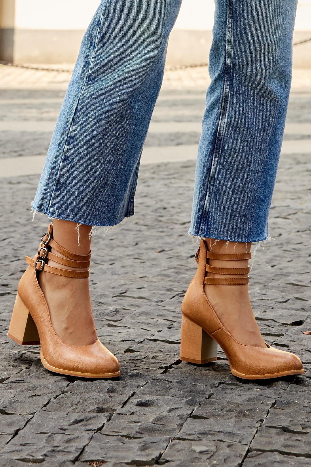 Caa™ | Sleek Elegant Sandals with Ankle Strap and Chunky Heel for a Sophisticated Look