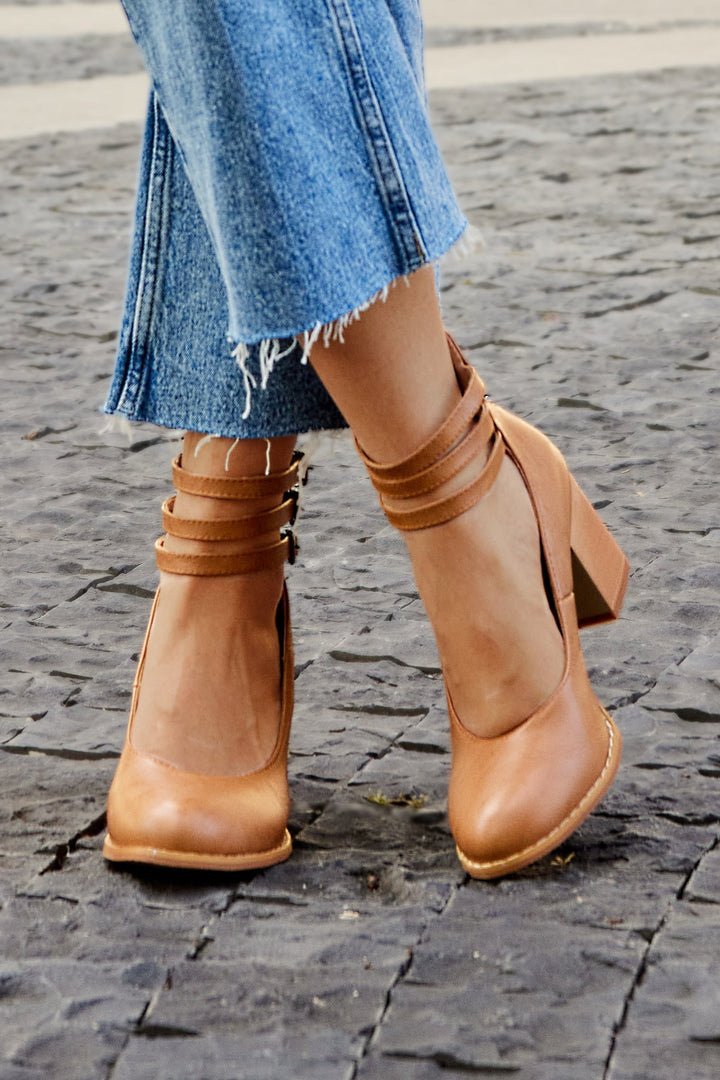 Caa™ | Sleek Elegant Sandals with Ankle Strap and Chunky Heel for a Sophisticated Look